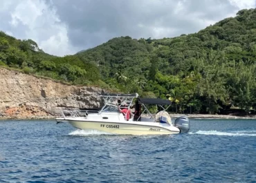 Bateau Glaz Boat longeant la cote guadeloupeenne