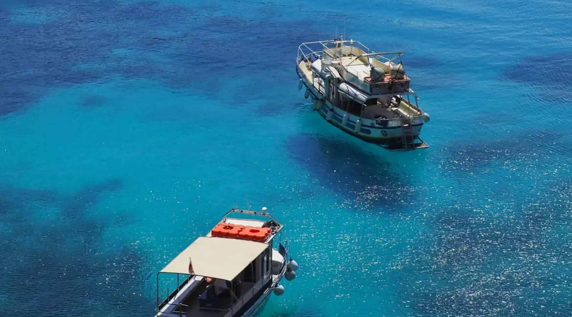 Petit bateau de location sur une eau turquoise en Guadeloupe