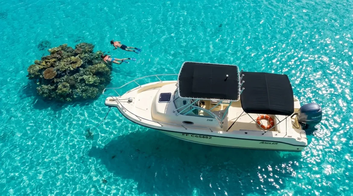 Bateau Glaz Boat a l ancre dans un lagon turquoise de Guadeloupe, palmes et masques prets pour la plongee