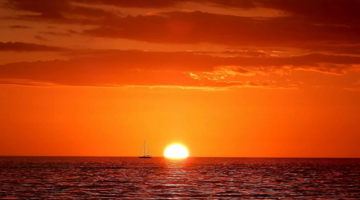 Coucher de soleil sur la mer depuis un bateau en Guadeloupe